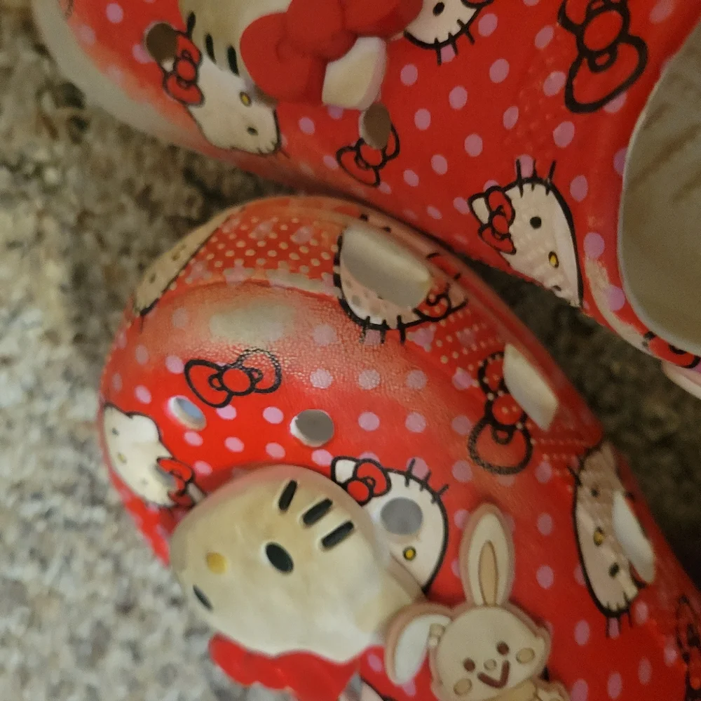 CROCS San Rio Hello Kitty Sandals with Playful Design Size J4‎